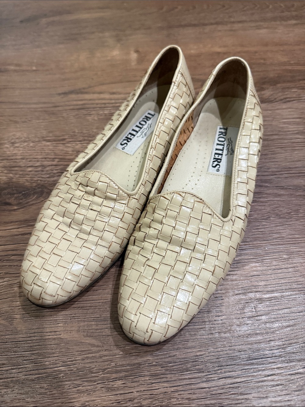 Trotters Liz Women's Woven Leather Slip-On Flats in Light Beige Size 7S narrow